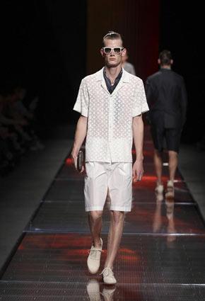 Louis Vuitton تكشف عن مجموعة ربيع صيف 2013 في دبي